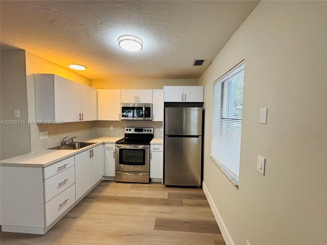 Foto del edificio - 1011 SW 8th St