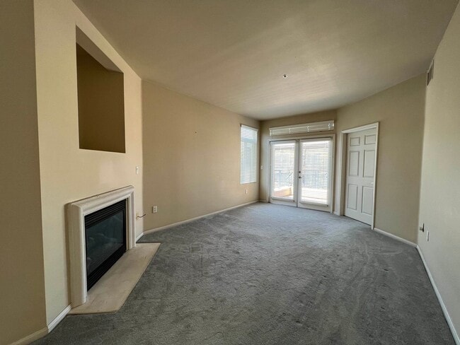 Building Photo - 2 bed 2 bath condo with laundry, A/C and fireplace! Heart of Banker's Hill!