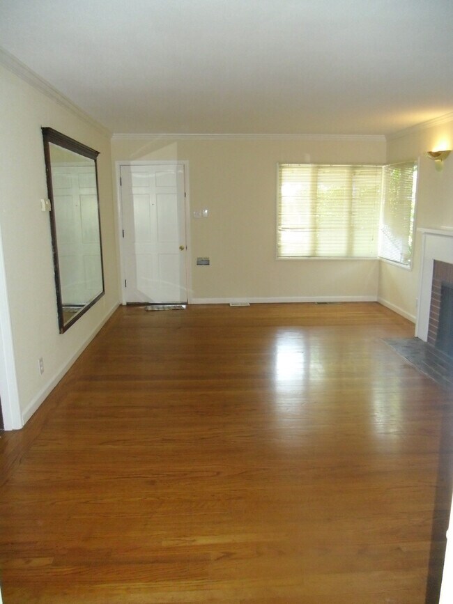 Building Photo - Nice 2+ Bedroom 2 Bath House w/Bonus Room