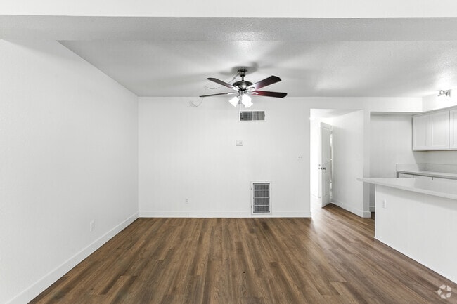 1BR, 1BA - 790SF - Dining Area - Mountain View