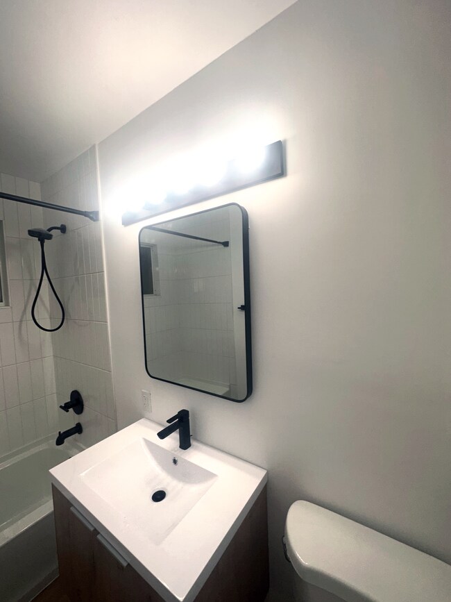Baño - 6221 N 14th St