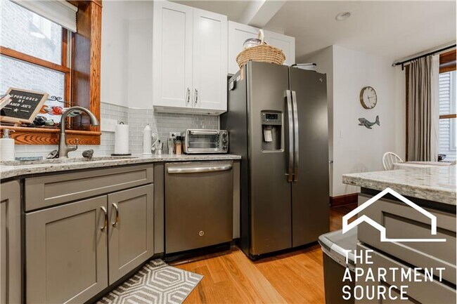 Photo - 1019 W Oakdale Ave Apartment