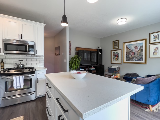 Building Photo - Beautiful 3 bedroom, 2.5 bath home in North Portland! Amazing Modern Kitchen and Great Natural Li...