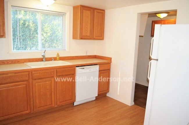 Building Photo - 415 E Novak Ln
