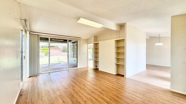 Foto del edificio - SPACIOUS 4 BEDROOM HOME IN DESIRABLE AIEA ...