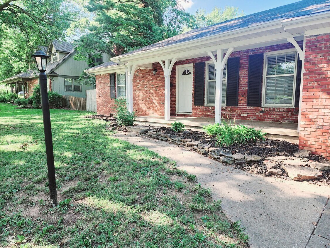 Primary Photo - Great Southeast Location w/ Lots of Space