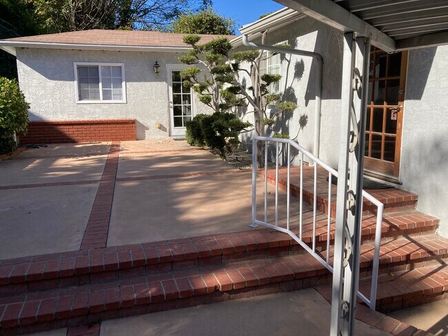 Patio interior - 12036 Thermo St