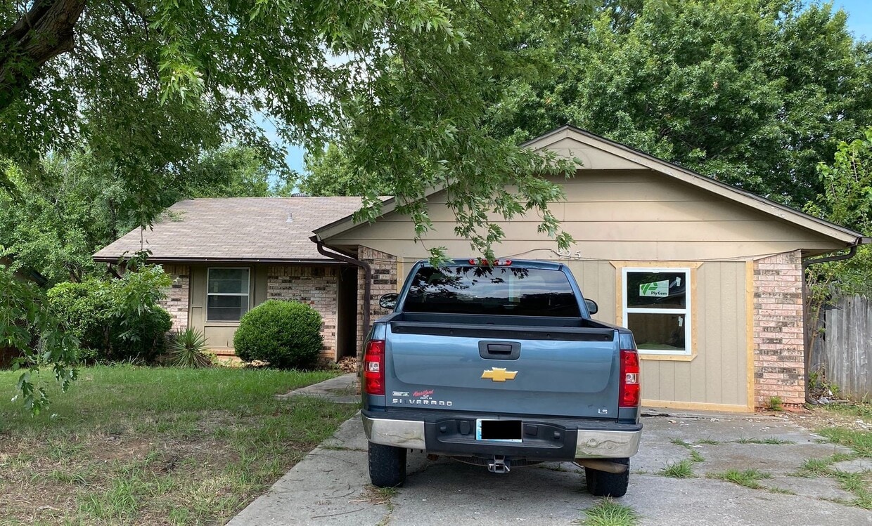 Spacious 5-Bedroom Home with Fresh Modern Updates in Midwest City - Spacious 5-Bedroom Home with Fresh Modern Updates in Midwest City