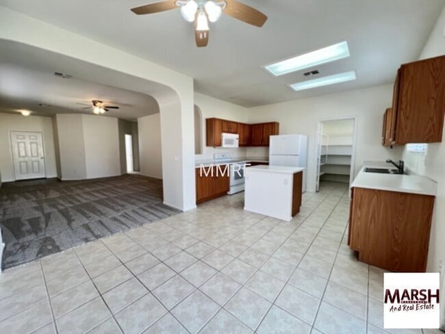 Foto del edificio - Nice 3 bedroom home with new paint &amp; new carpet in Mesa!