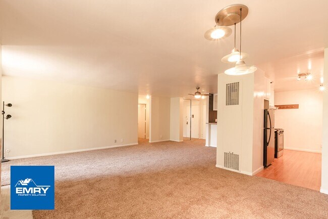 Foto del edificio - Beautiful 2 Bedroom, 2 Bathroom Condo In C...