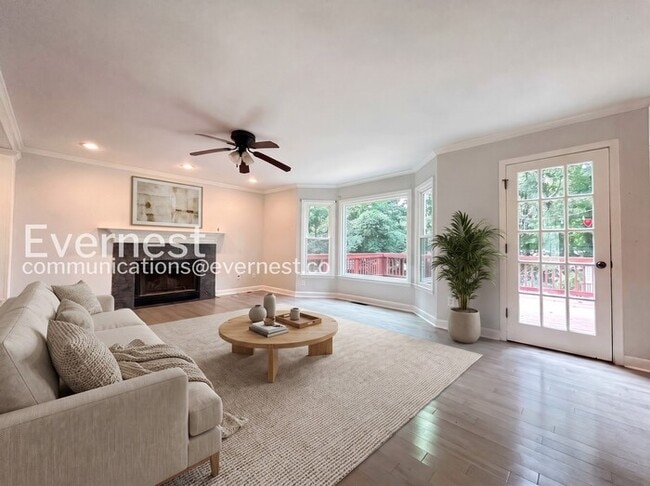 Building Photo - 4 Bed/2.5 Bath with Fenced Yard & Garage / Pet-Friendly