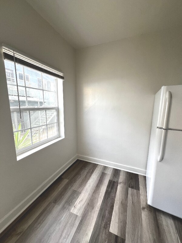 Foto del edificio - 1740 Winona Blvd