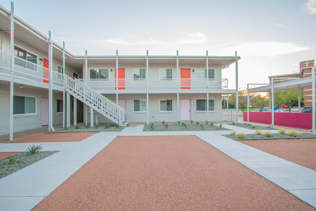 Courtyard - Flamingo Apartments