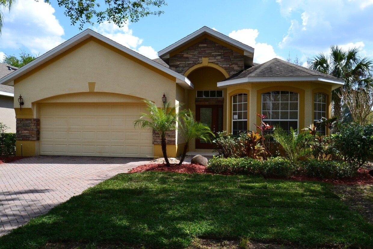 Foto principal - Fantastic 4 BR Lakefront Pool home zoned f...