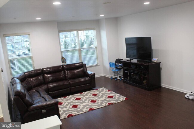 Building Photo - 1675 Hickory Ln