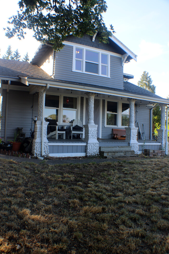 Building Photo - 724 S Summit Ave