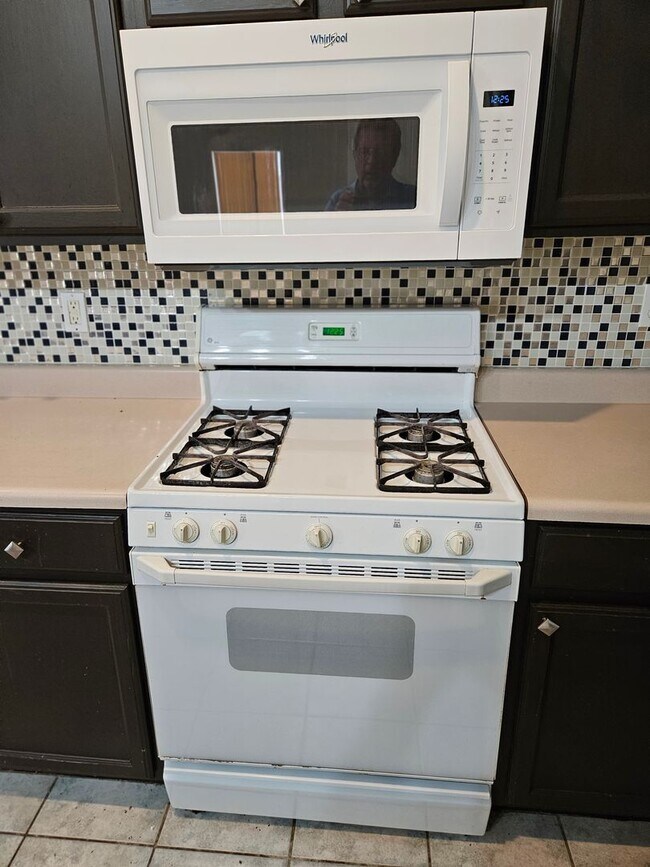 Foto del edificio - large 5 bdrm, 2 story, 3 car garage
