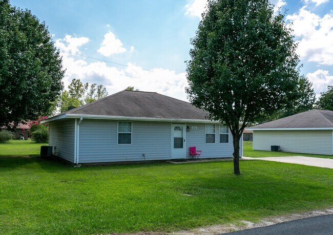 Building Photo - Cute 2 bedroom 1 bath House