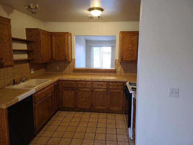 Foto del edificio - "Charming 2-Bedroom Oasis with Cozy Fireplace on Caracas Dr!"