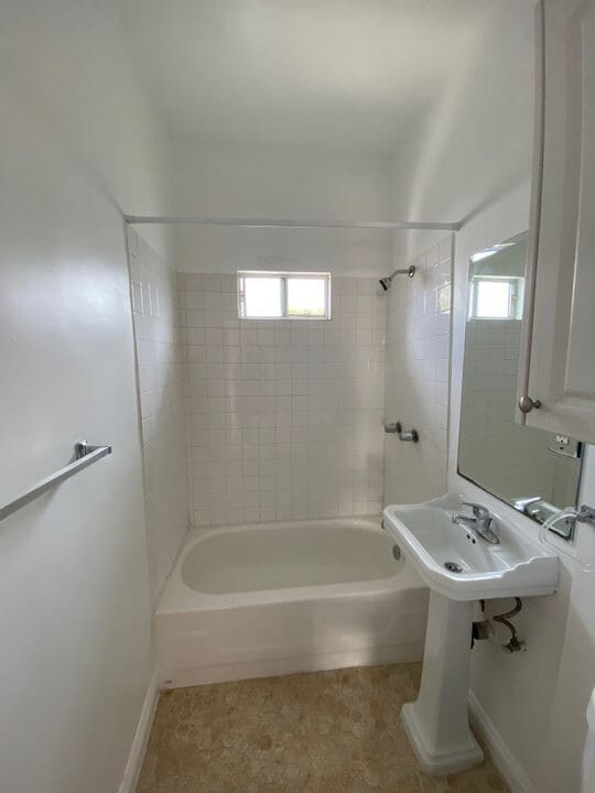 Building Photo - University Court