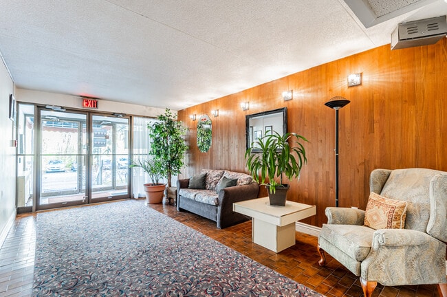 Building Photo - 300 Av Lanthier