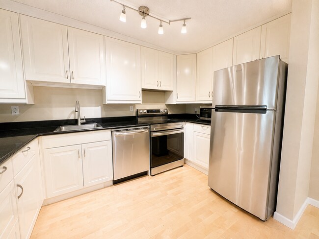 Foto del edificio - Live Next to Washington Park! Spacious 2-Bedroom Condo with Pool!