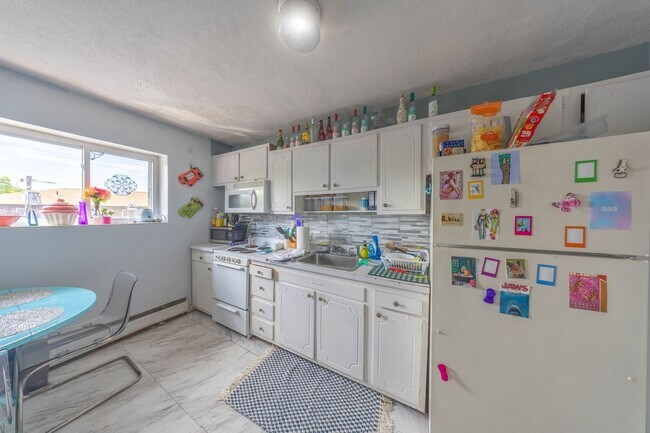 Building Photo - 2-bed top floor SEPT pet friendly with 2-P...