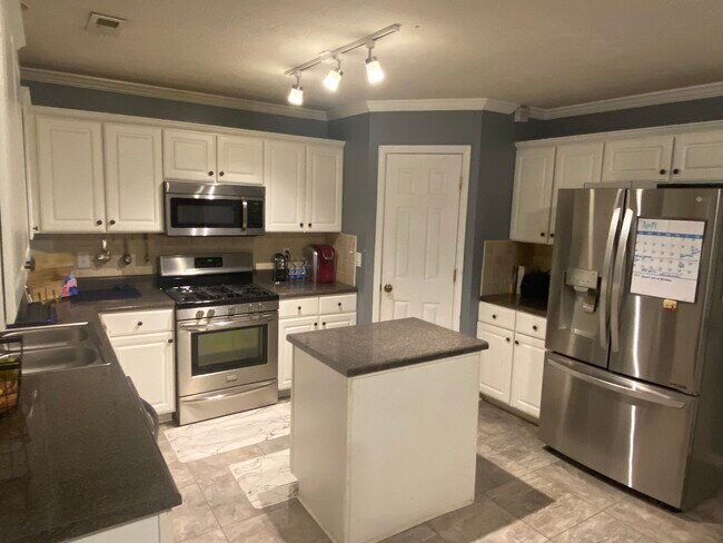 Building Photo - 5020 Eagle Creek Dr