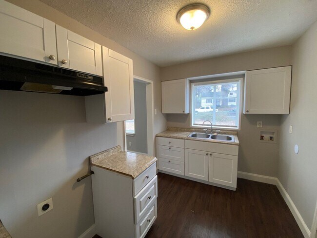 Foto del edificio - 1311 Robin Hood Ln