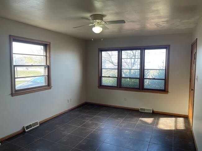 Building Photo - 2 bedroom one bath home located in SE Spri...