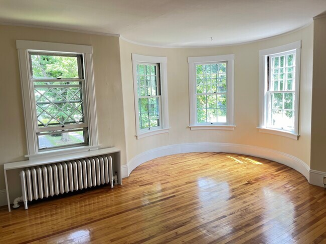 Another view of L.R. - 98 High St