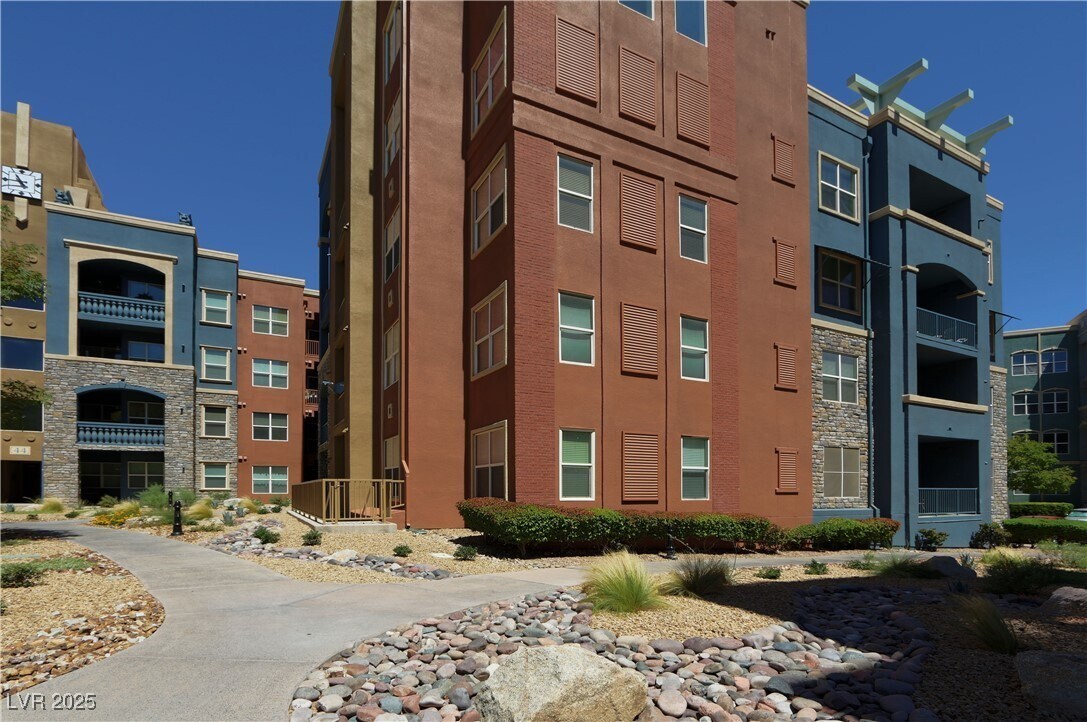Foto principal - 44 W Serene Ave