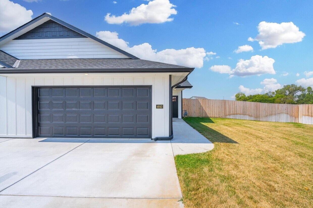 Primary Photo - UPDATED Town Home with 2 Car Garage - Pets...