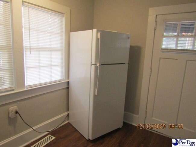 Building Photo - 511 Seneca Dr