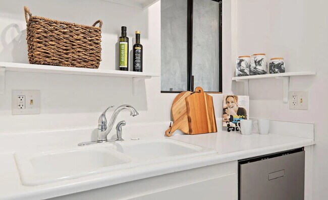 Foto del edificio - This sweet 1-BD, 1-BA condo is in the Sant...