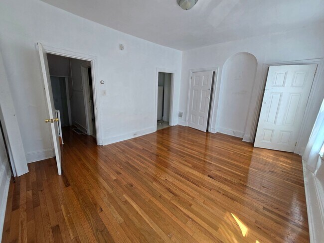 Building Photo - Bright 3 bed 1 bath!
