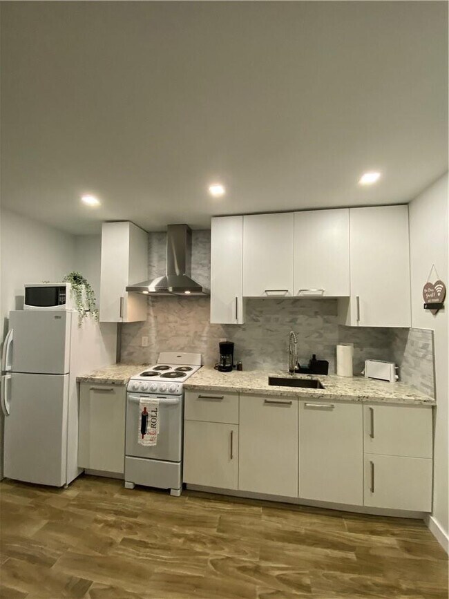 Foto del edificio - 902 NE 38th St