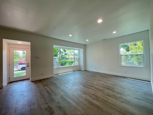 Foto del edificio - Fully Remodeled 4 Bedroom 2.5 Bathroom in ...