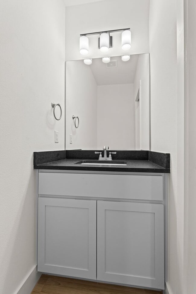 Building Photo - Bright & Spacious 3 Bed | 2.5 Bath Home in...