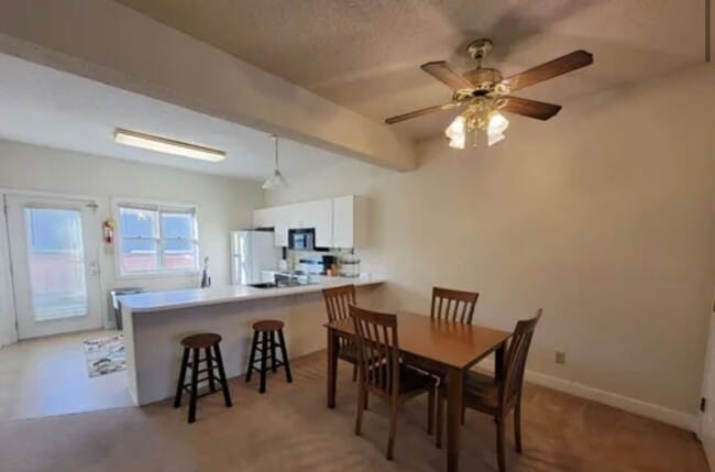 Building Photo - This bright and spacious 2-bedroom apartment