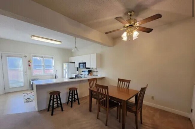 Foto del edificio - This bright and spacious 2-bedroom apartment