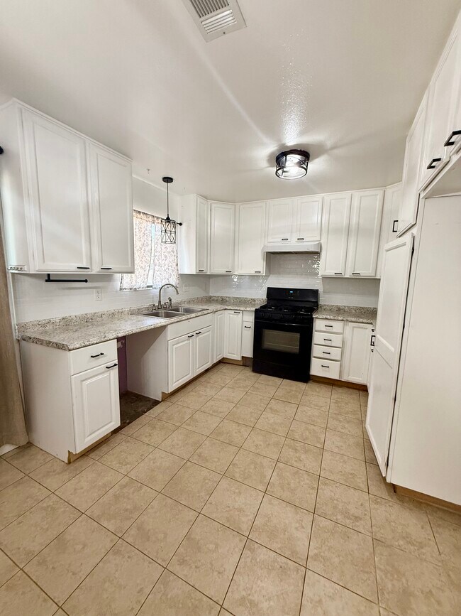 Foto del edificio - 10729 E Ave R 10