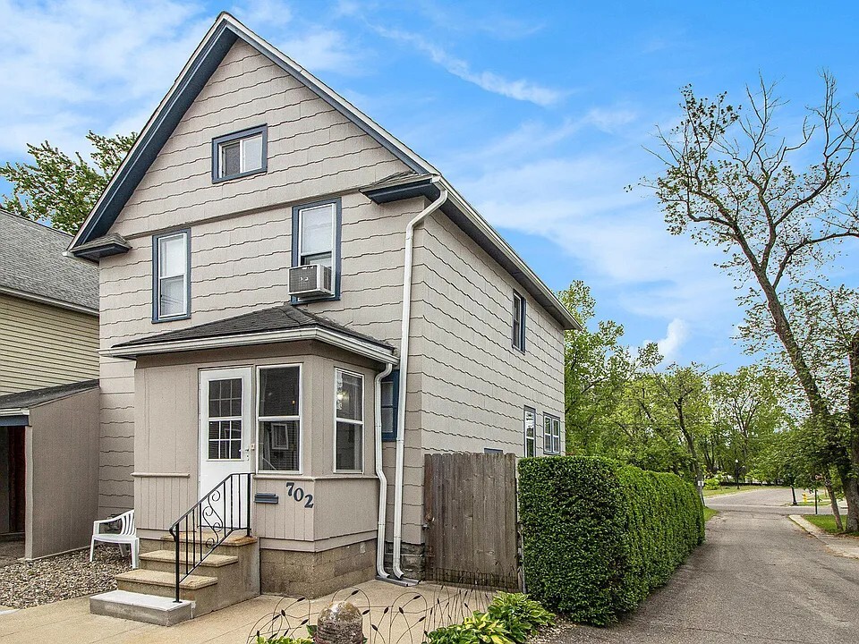 Front - 702 Portage Ct