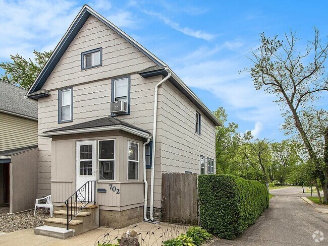 Building Photo - 702 Portage Ct
