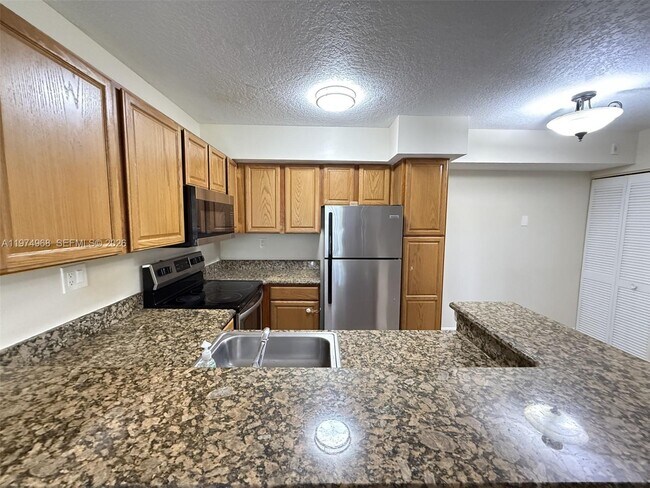 Foto del edificio - 811 Lyons Rd