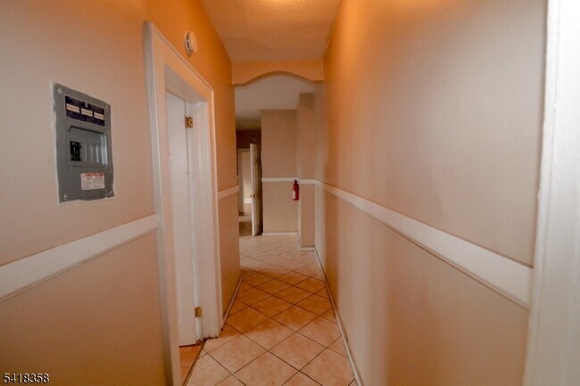 Foto del edificio - 413 Lyons Ave