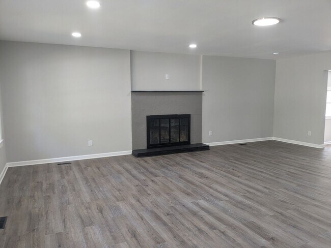 Building Photo - 5049 N Ivy Rd NE