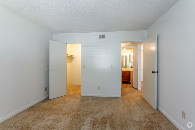 1BR, 1BA - 660 SF - The Citadel