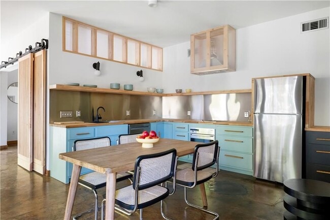 Foto del edificio - 515 Claire Dr NE