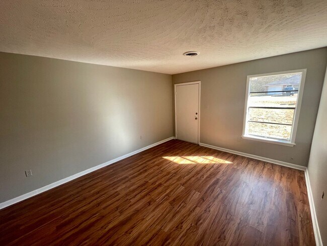 Building Photo - 2 Bed 1 Bath Duplex in Clinton